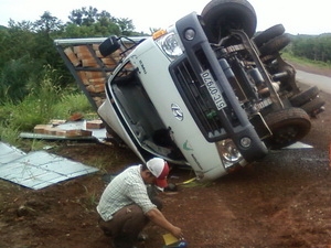 Lật xe tải trên quốc lộ 14, lái xe may mắn thoát chết